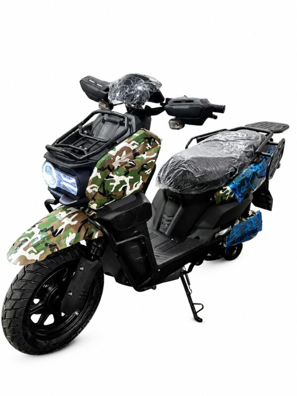 Moto Elétrica Scooter Camuflada com Bagageiro e Farol LED – Mobilidade Urbana com Estilo