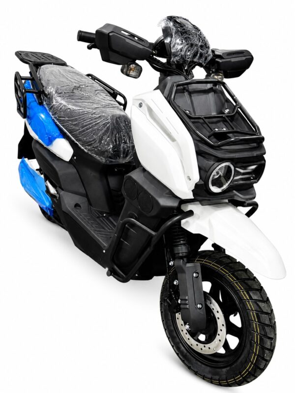 Moto Elétrica Scooter Branca Off-Road com Freio a Disco e Painel Digital – Estilo, Conforto e Economia