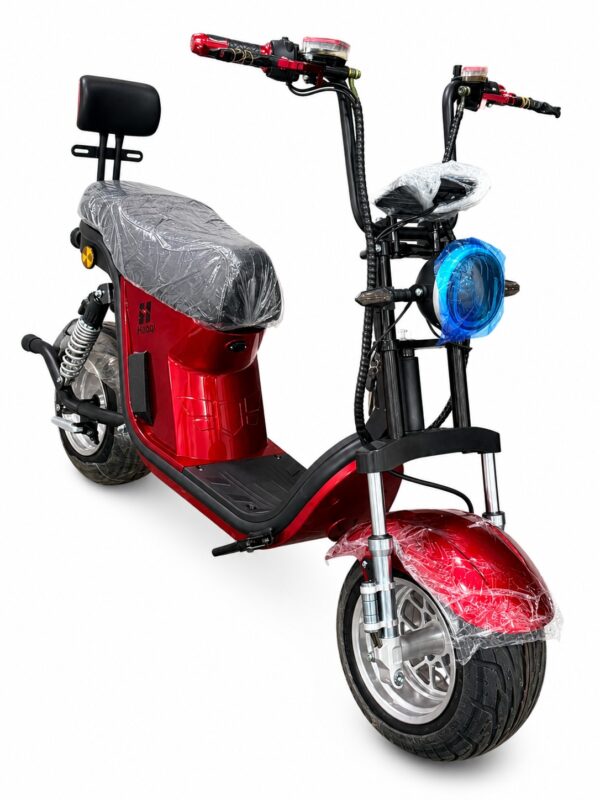 Scooter Elétrica Vermelha Retrô com Encosto, Painel Digital e Motor Elétrico – Estilo e Economia